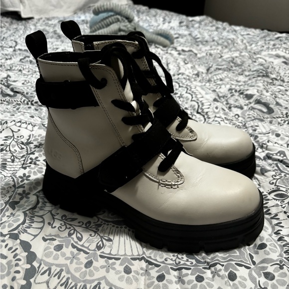UGG Moto boots size 9 - Picture 2 of 7